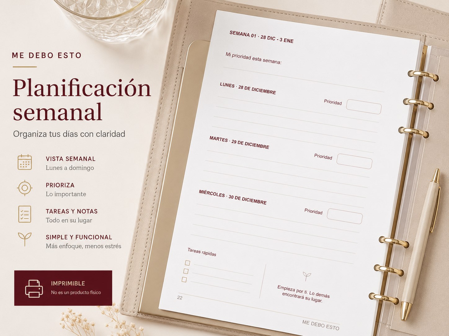 Página de planificación semanal impresa, en una carpeta de anillas junto a una taza y un bolígrafo dorado